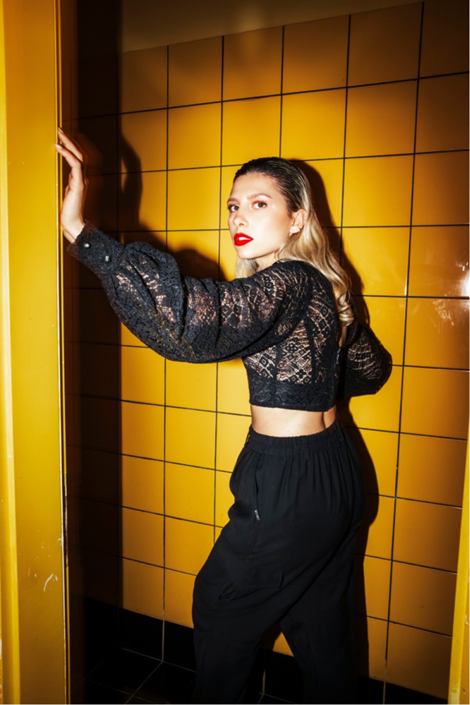 CROP TOP ΜΕ ΔΑΝΤΕΛΑ ZOE BLACK